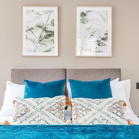 Executive 2 Bedroom Apt City Centre Free Pkg , Wifi By Tent Serviced Apartments 스테인스 외부 사진