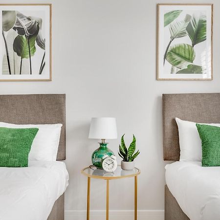 Executive 2 Bedroom Apt City Centre Free Pkg , Wifi By Tent Serviced Apartments 스테인스 외부 사진