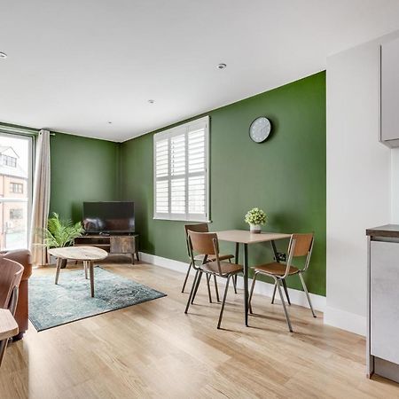 Executive 2 Bedroom Apt City Centre Free Pkg , Wifi By Tent Serviced Apartments 스테인스 외부 사진