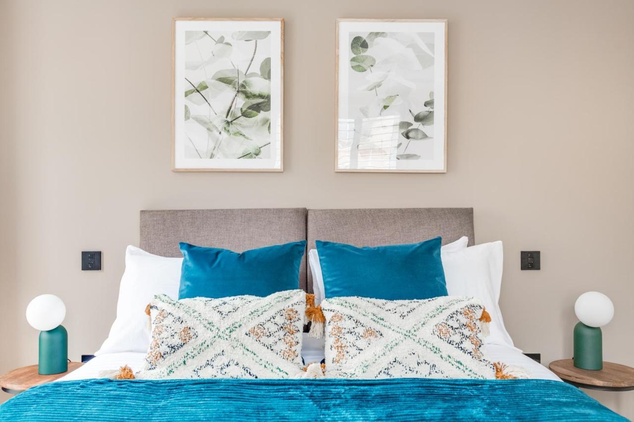 Executive 2 Bedroom Apt City Centre Free Pkg , Wifi By Tent Serviced Apartments 스테인스 외부 사진