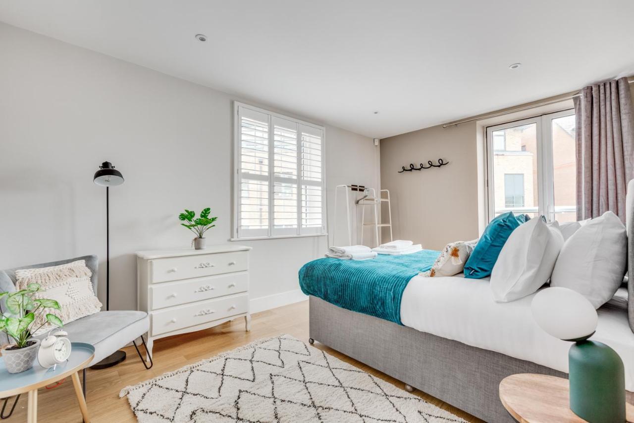 Executive 2 Bedroom Apt City Centre Free Pkg , Wifi By Tent Serviced Apartments 스테인스 외부 사진