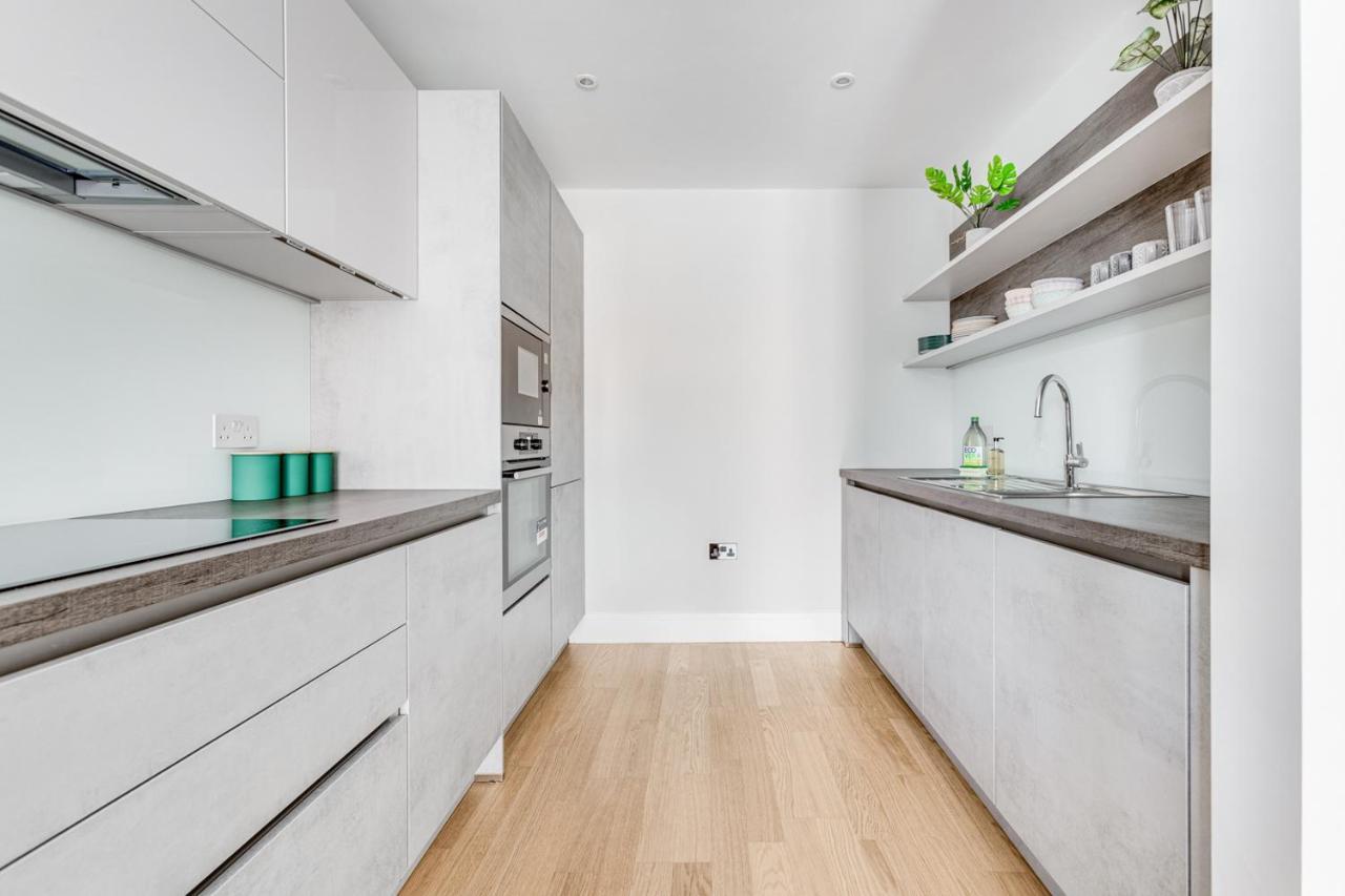 Executive 2 Bedroom Apt City Centre Free Pkg , Wifi By Tent Serviced Apartments 스테인스 외부 사진