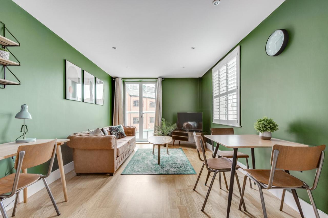 Executive 2 Bedroom Apt City Centre Free Pkg , Wifi By Tent Serviced Apartments 스테인스 외부 사진