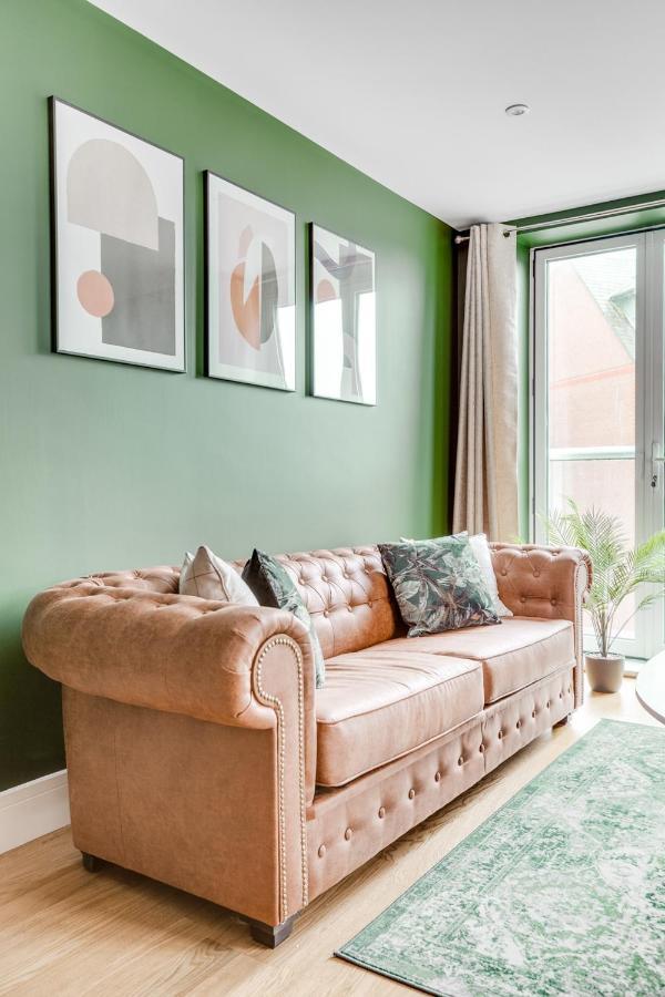 Executive 2 Bedroom Apt City Centre Free Pkg , Wifi By Tent Serviced Apartments 스테인스 외부 사진