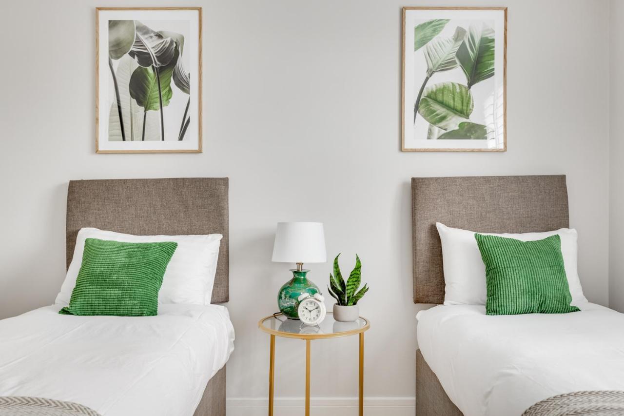 Executive 2 Bedroom Apt City Centre Free Pkg , Wifi By Tent Serviced Apartments 스테인스 외부 사진