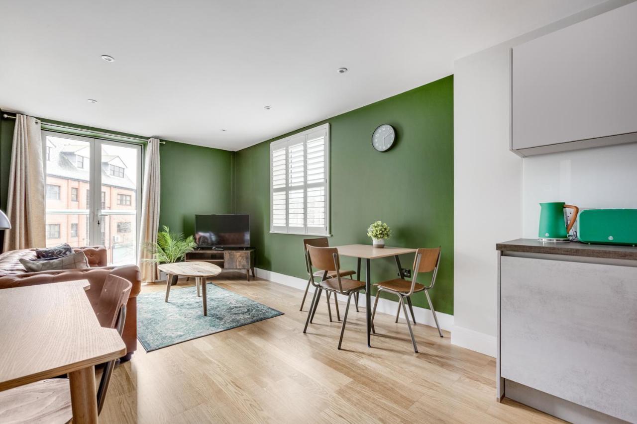 Executive 2 Bedroom Apt City Centre Free Pkg , Wifi By Tent Serviced Apartments 스테인스 외부 사진