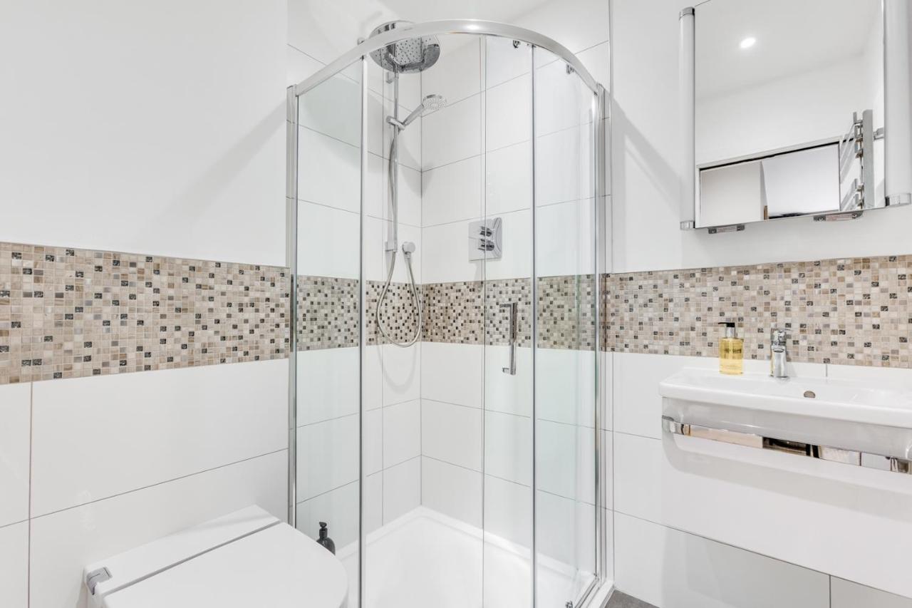Executive 2 Bedroom Apt City Centre Free Pkg , Wifi By Tent Serviced Apartments 스테인스 외부 사진